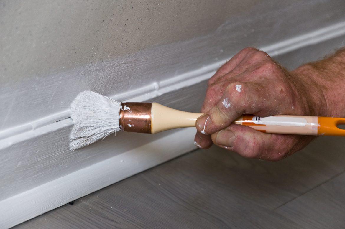 peindre les plinthes d'un mur