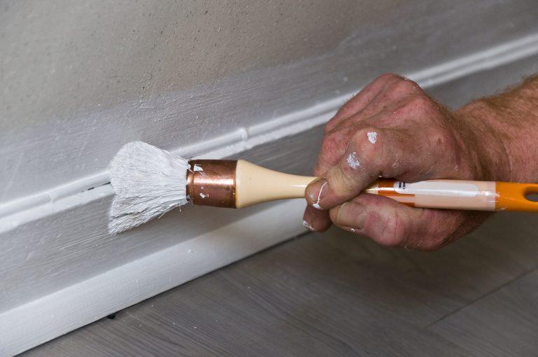 Peindre plinthes d’un mur : ton sur ton ou contraste ? peindre les plinthes d'un mur