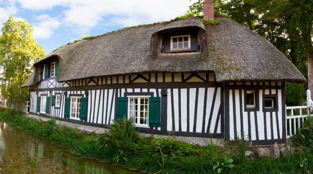 maison normandie toit chaume