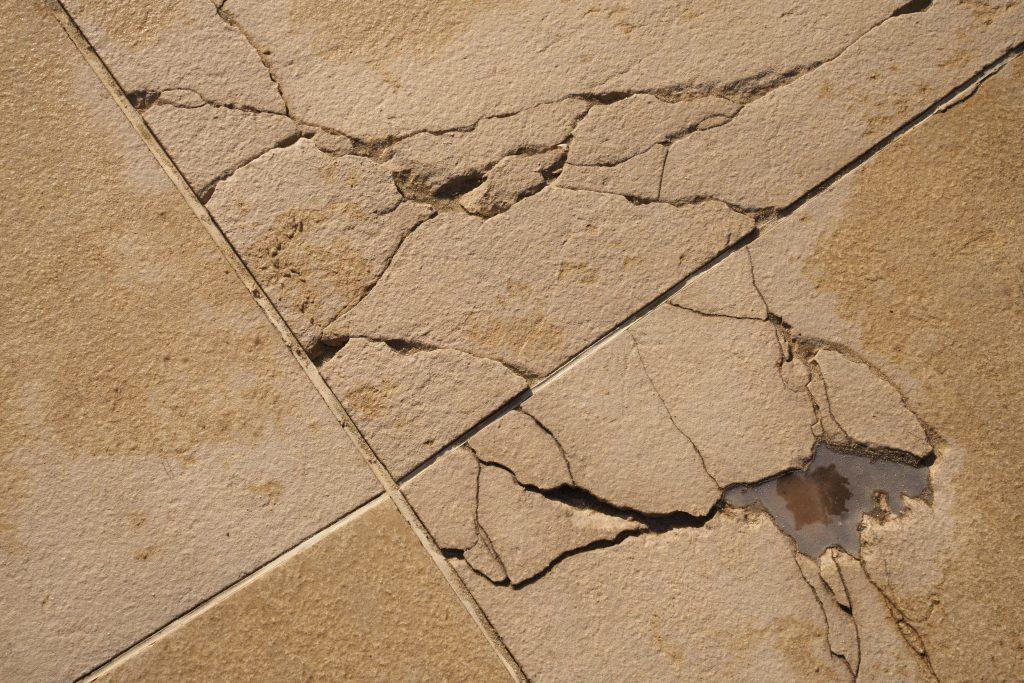carrelage extérieur fissuré