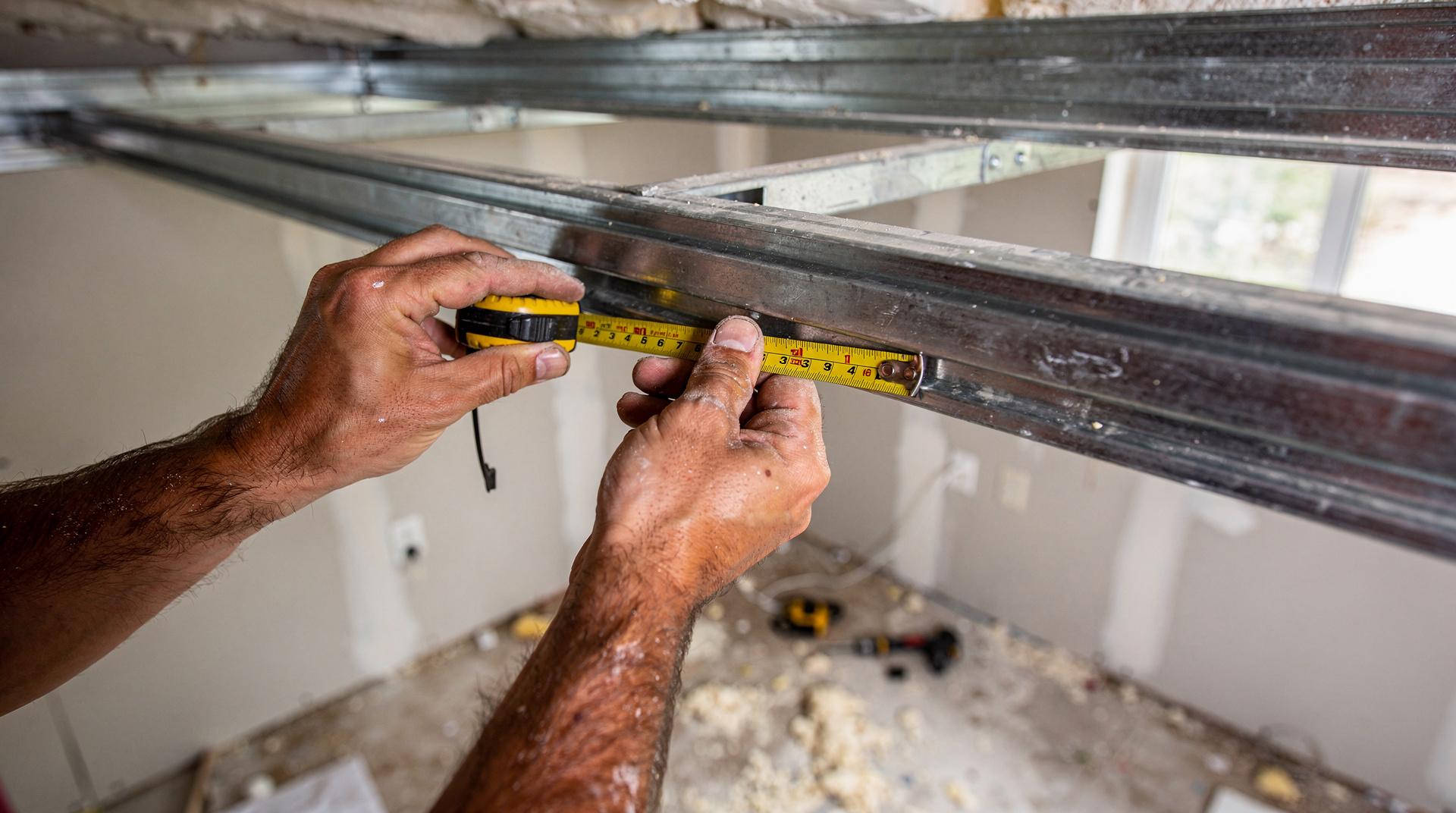 Mesure de l'entraxe entre deux fourrures de plafond