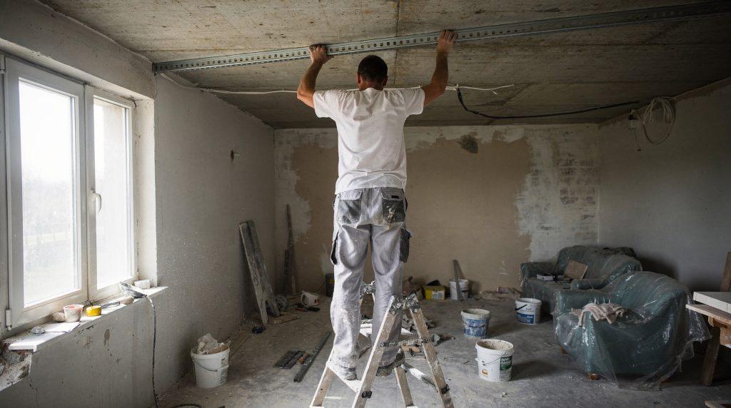 Pose d'un plafond en placo par un plaquiste