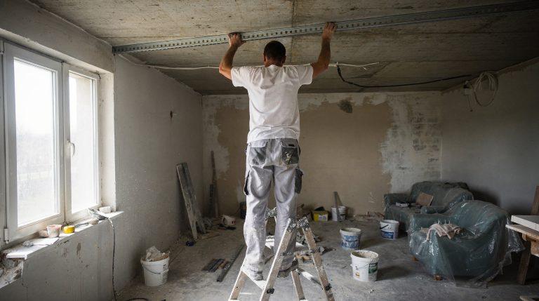 Normes pour la pose d’un plafond en placo : tout ce qu’il faut savoir Pose d'un plafond en placo par un plaquiste