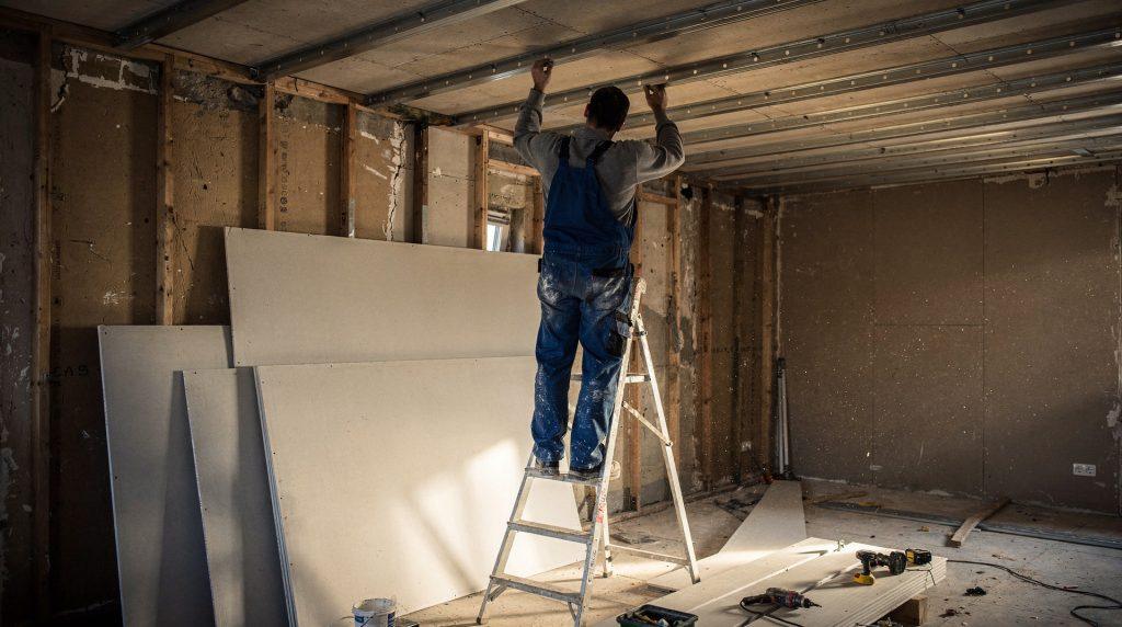 Pose de fourrures métalliques pour un plafond en placo