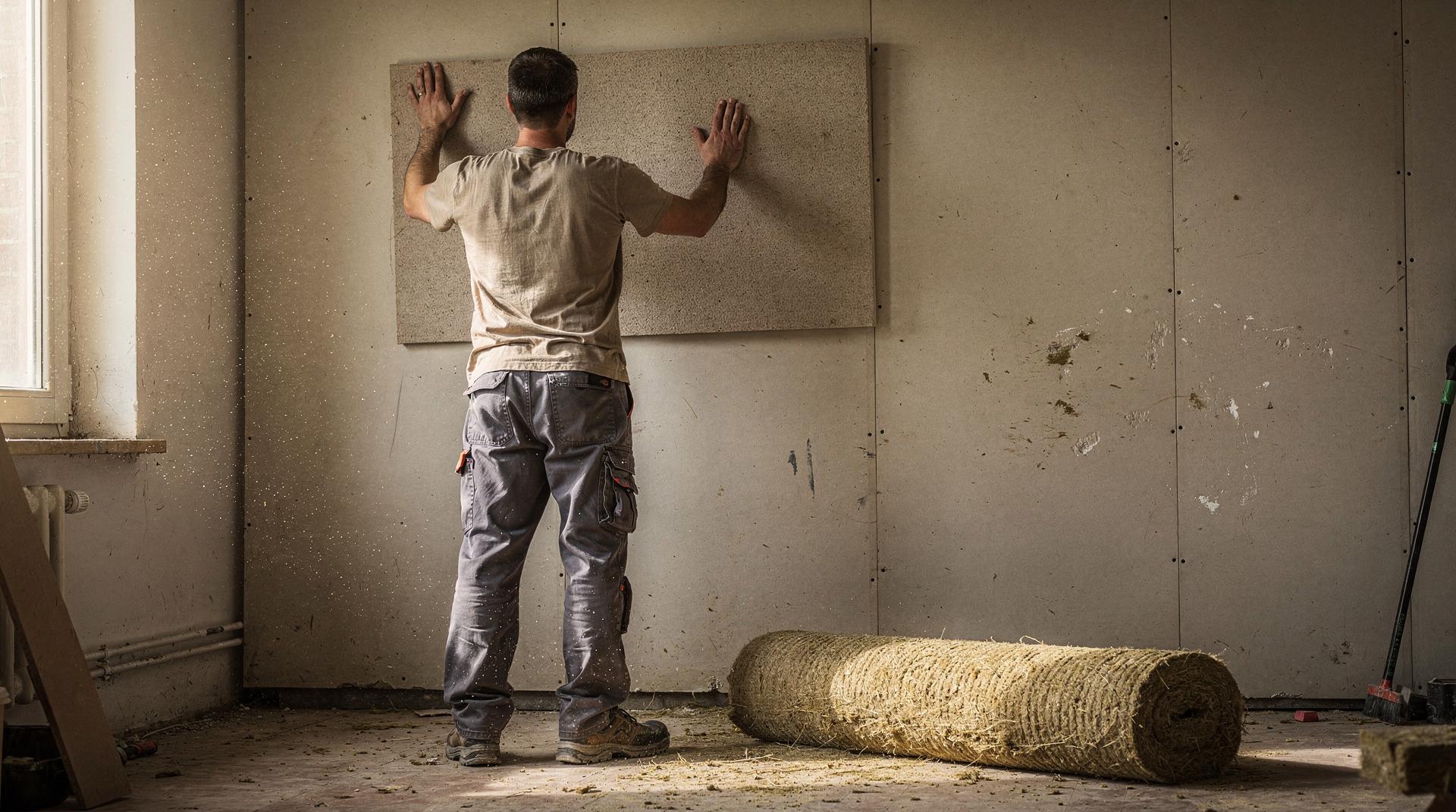 Matériaux d'isolation phonique pour mur : laine de bois et plaques haute densité